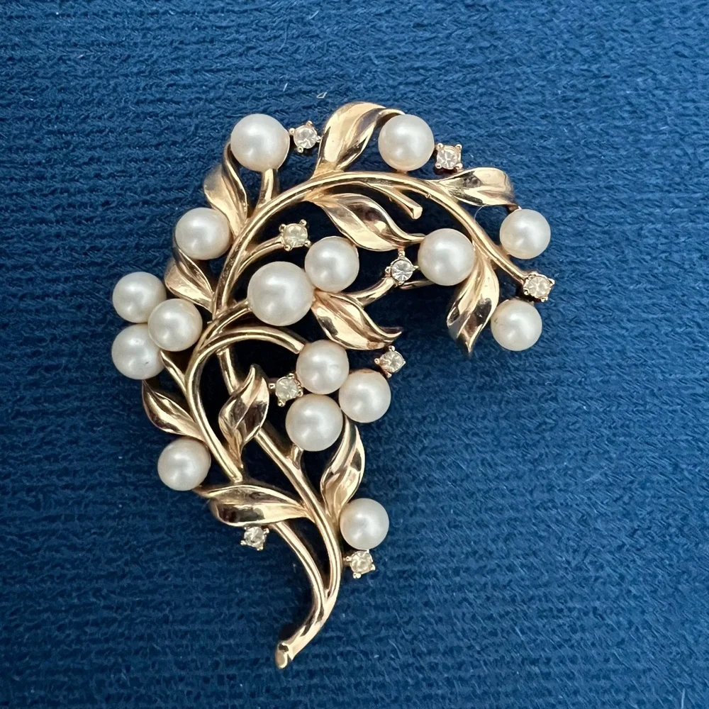 Crown Trifari © Gold Tone Faux Pearl & Rhinestone Leaves Brooch Pin Vintage - Picture 3 of 6